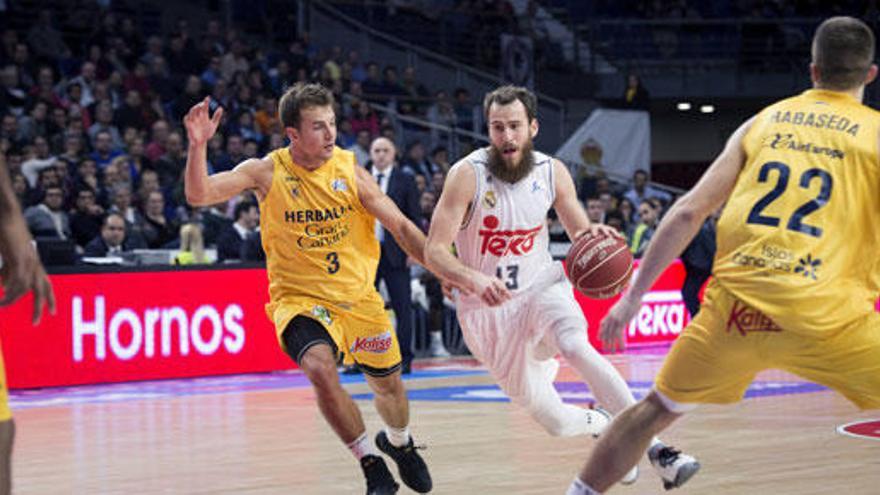 El Real Madrid sigue segundo tras vencer al Gran Canaria.