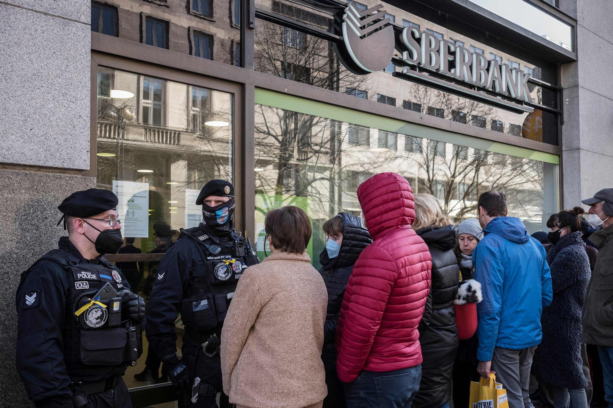 Clientes del Sberbank en Praga esperando para retirar sus dinero