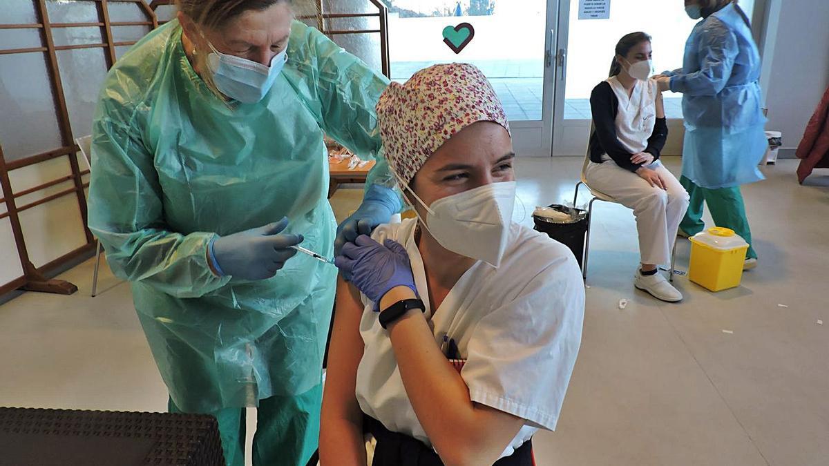Trabajadores del centro Pai Menni se vacunan contra el coronavirus la semana pasada. |   // L.O.