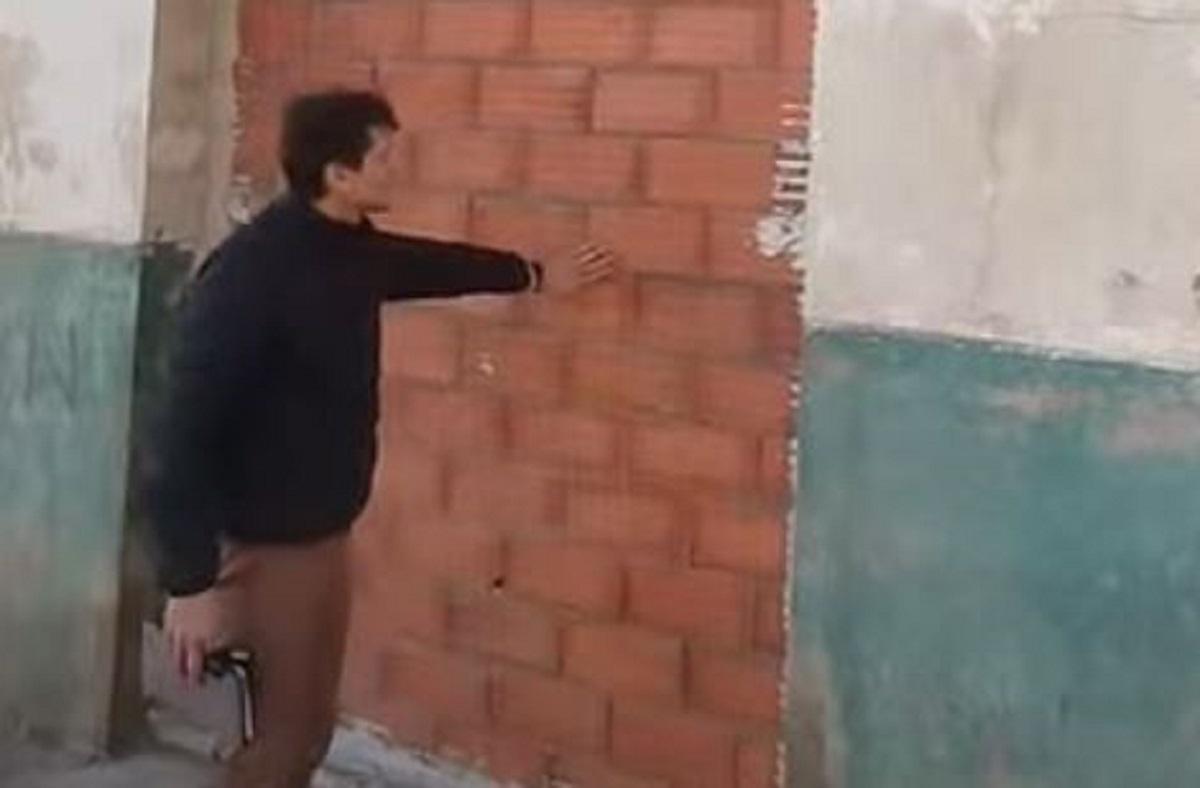 Marcos Sanchis, con la puerta tapiada de la vivienda.