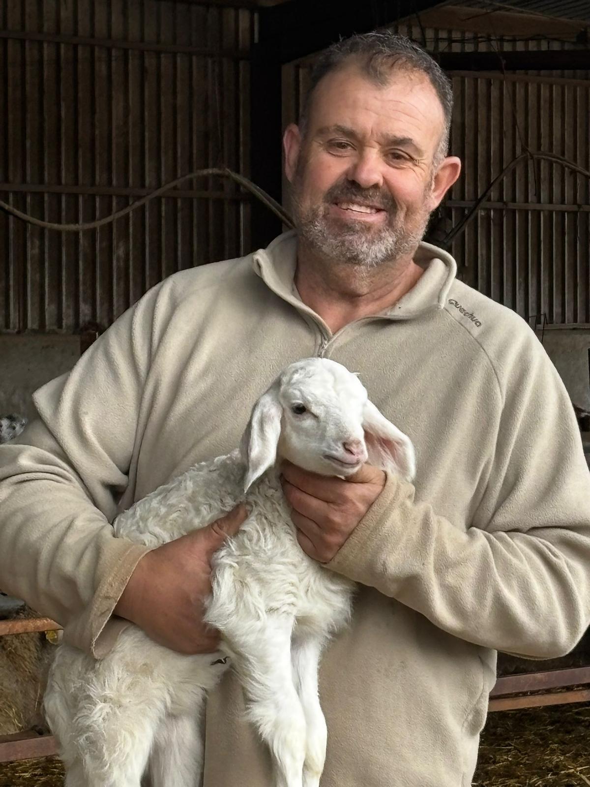 Imagen de Óscar con una de sus ovejas.