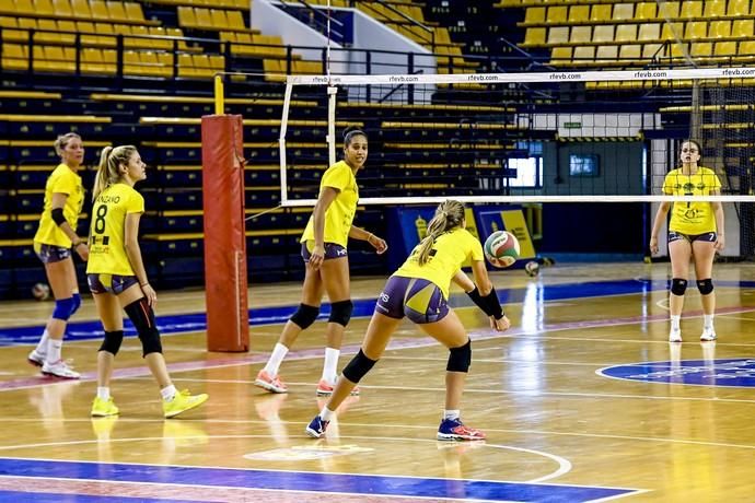 25-02-20 DEPORTES. CENTRO INSULAR DE LOS DEPORTES. LAS PALMAS DE GRAN CANARIA. Entrenamiento y foto de grupo del equipo femenino de volleyball IBSA 7 Palmas.    Fotos: Juan Castro.  | 25/02/2020 | Fotógrafo: Juan Carlos Castro