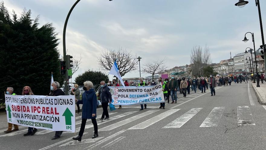 Los manifestantes, a su paso frente a la plaza de abastos en la movilización a mediodía.