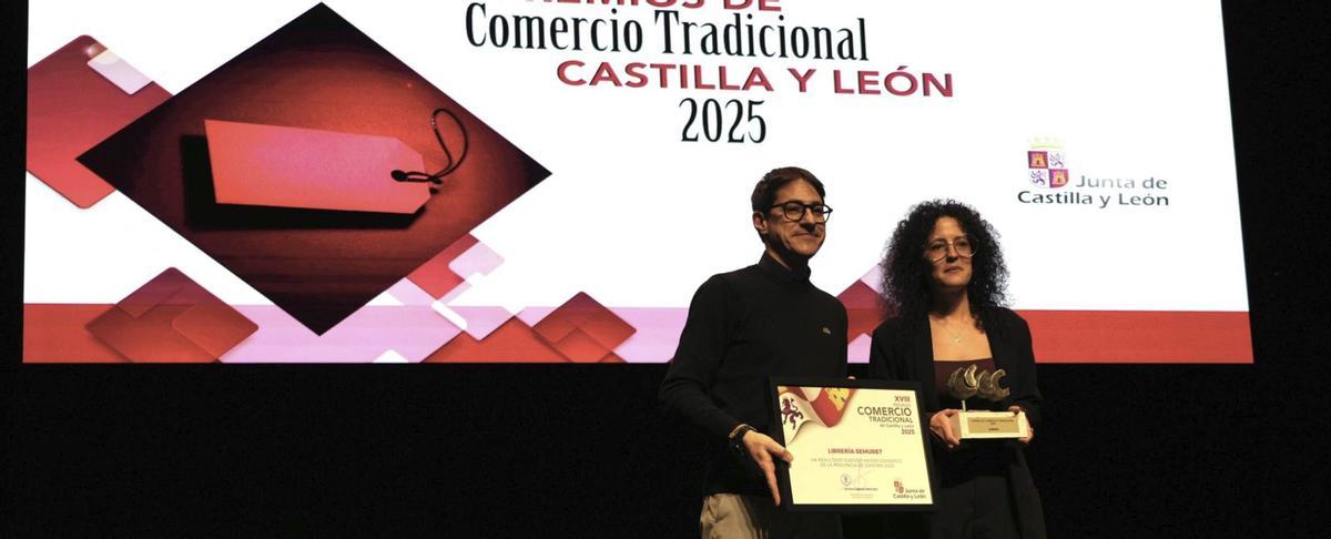 Ruperto Prieto, responsable de Azeco y Judit Pino, gerente de la Librería Semuret, en la ceremonia de entrega de los Premios de Comercio Tradicional de Castilla y León. | JOSE LUIS FERNÁNDEZ