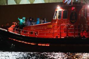 Salvamento desembarca en Fuerteventura a 120 personas que iban en dos embarcaciones