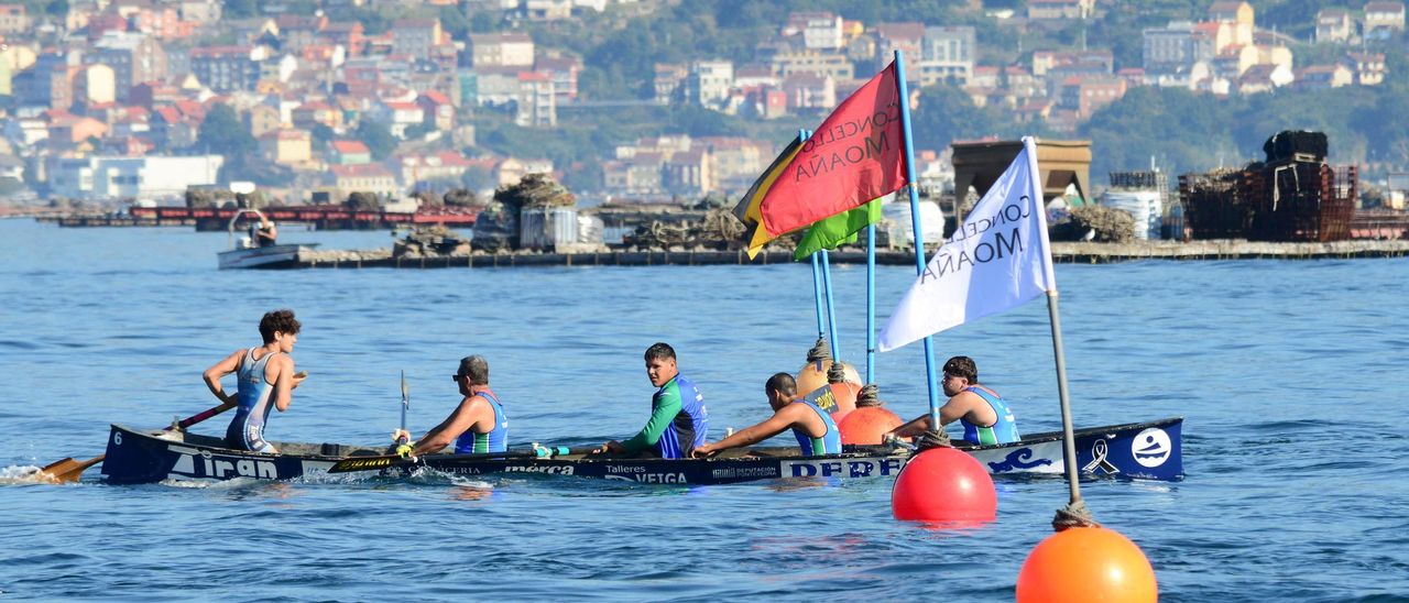 La tripulación del Club Txampa Antigua, ayer en la regata en Moaña, con un batel prestado por la Sociedade Deportiva Tirán-Pereira.