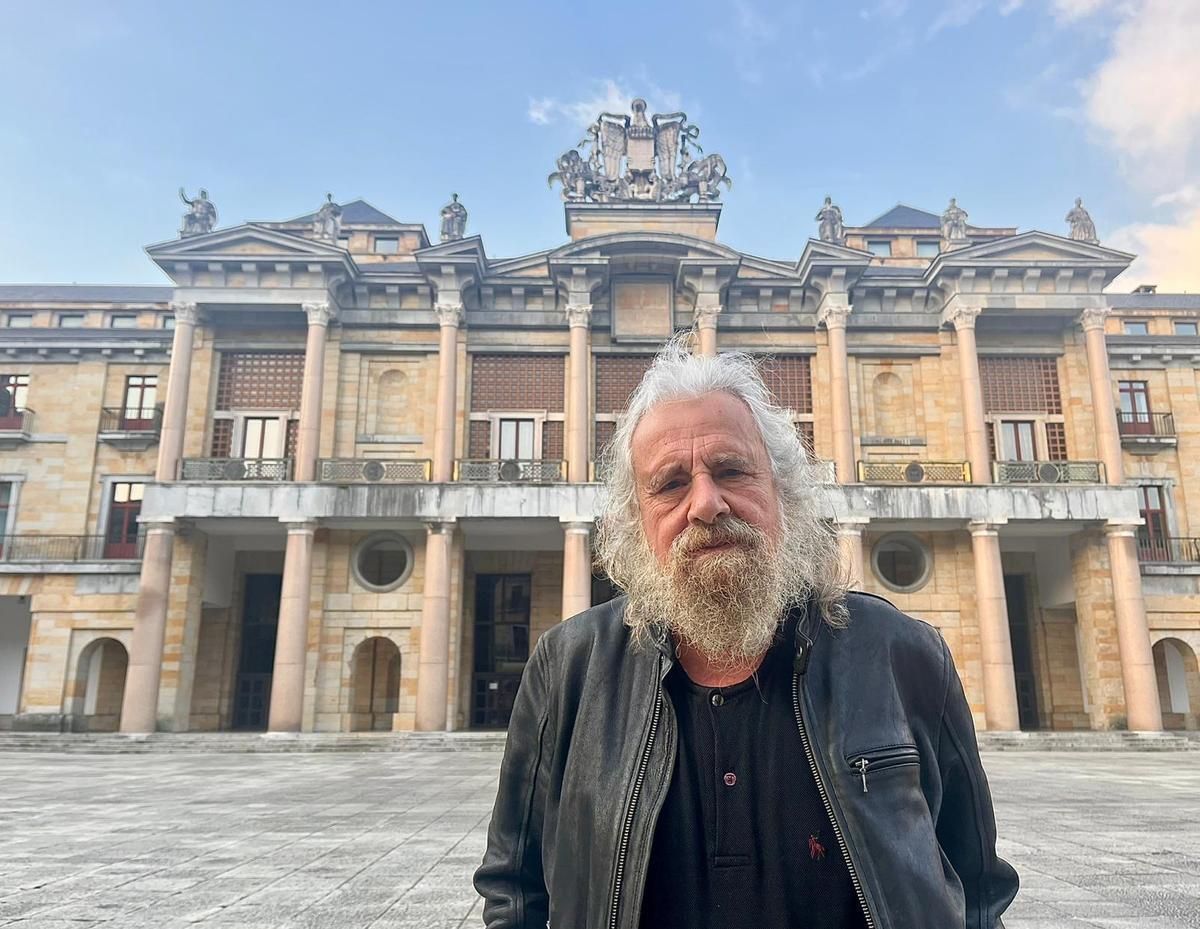 F. Marrot ante el Teatro de la Laboral.