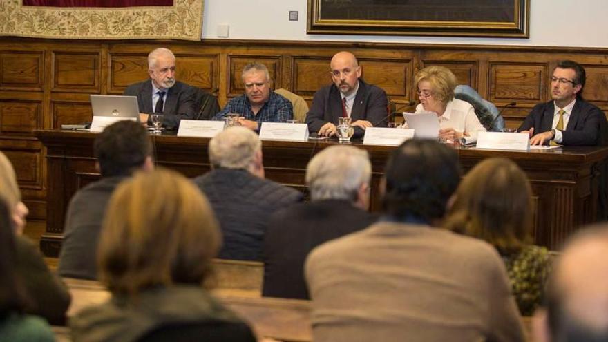 En la mesa, por la izquierda, Salvador Gutiérrez, Del Teso, Borge, Josefina Martínez y Juan José García, ayer en el Aula Magna.