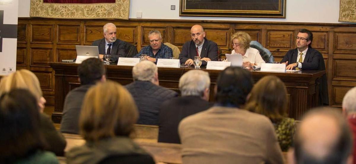 En la mesa, por la izquierda, Salvador Gutiérrez, Del Teso, Borge, Josefina Martínez y Juan José García, ayer en el Aula Magna.