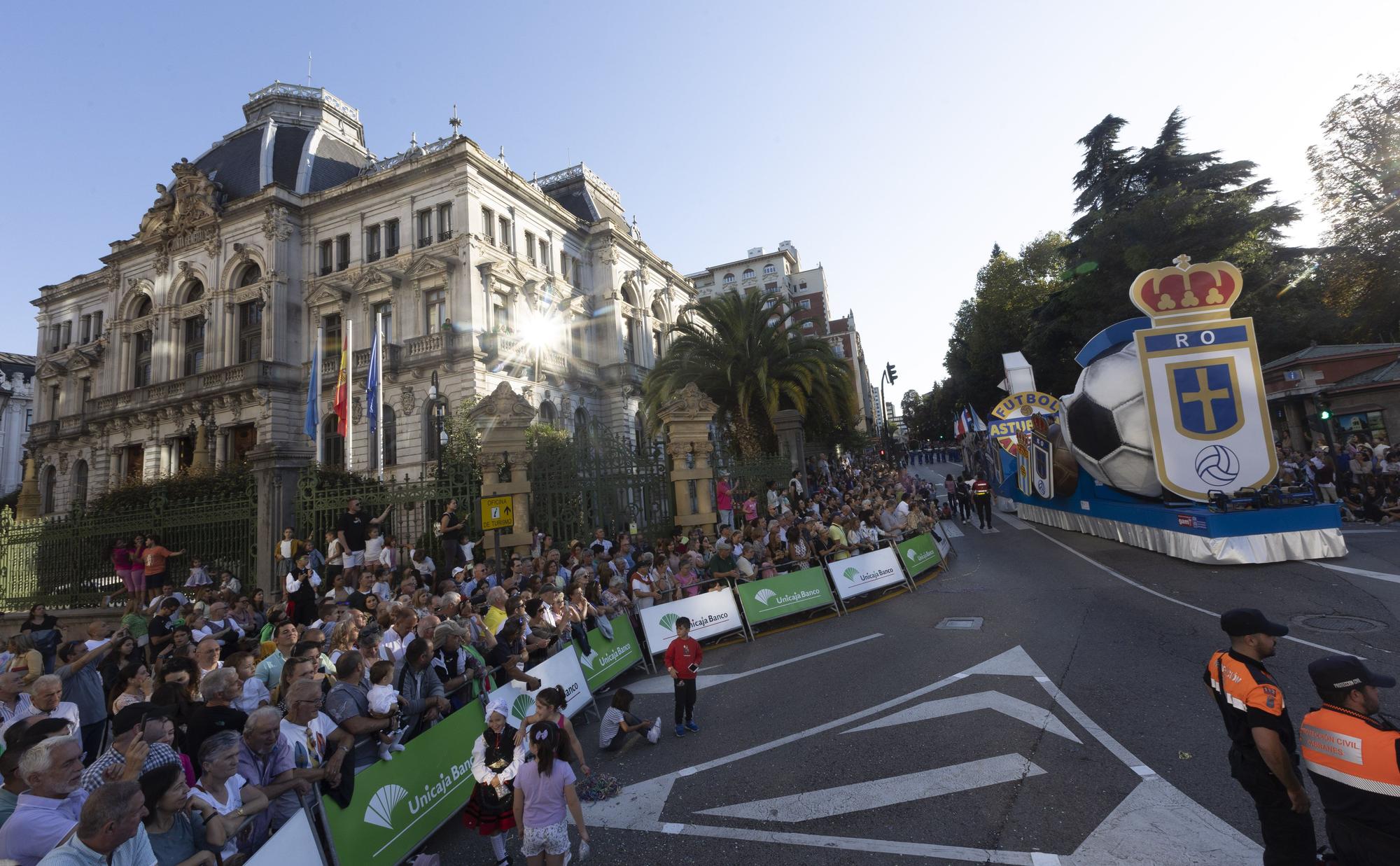 En Imágenes: El Desfile del Día de América llena las calles de Oviedo en una tarde veraniega