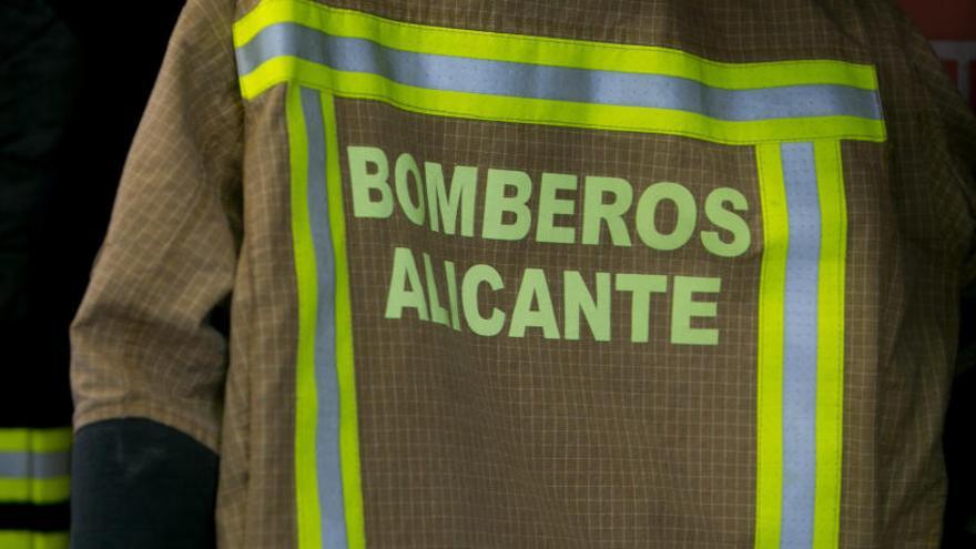 Rescatan de un ático en llamas a un hombre de 66 años en Alicante