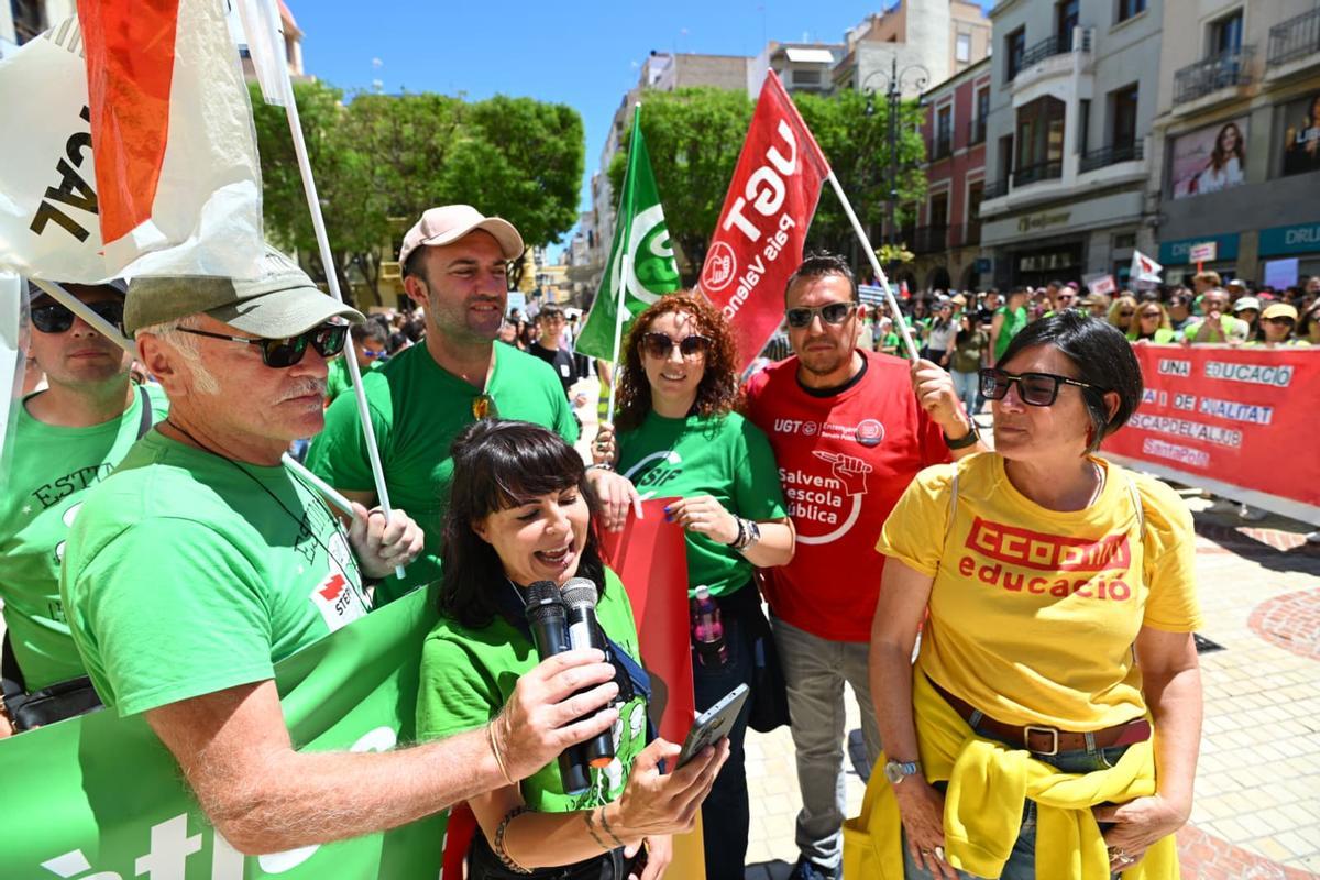 La manifestación de profesores por la huelga educativa llena las calles de Elche