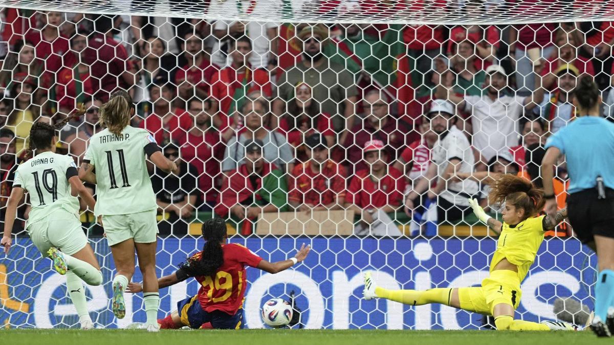 Vicky López arrives at the Portuguese area to score the 2-0 of Spain in his debut in the Women's Eurocup after receiving an assistance from Ona Batlle.
