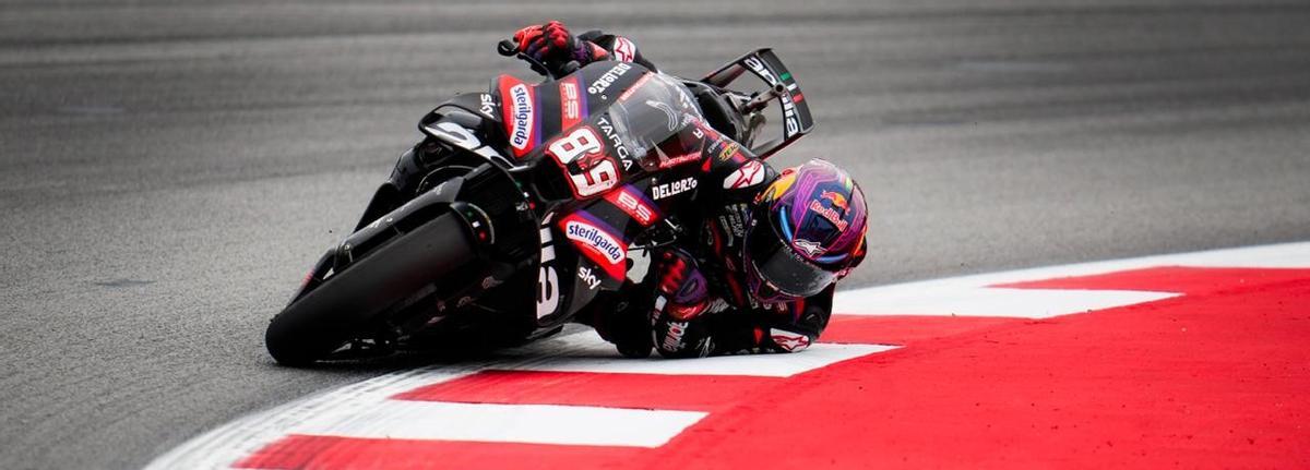 Jorge Martín ha dibujado, hoy, en Montmeló una imagen tremendamente espectacular con su Aprilia.