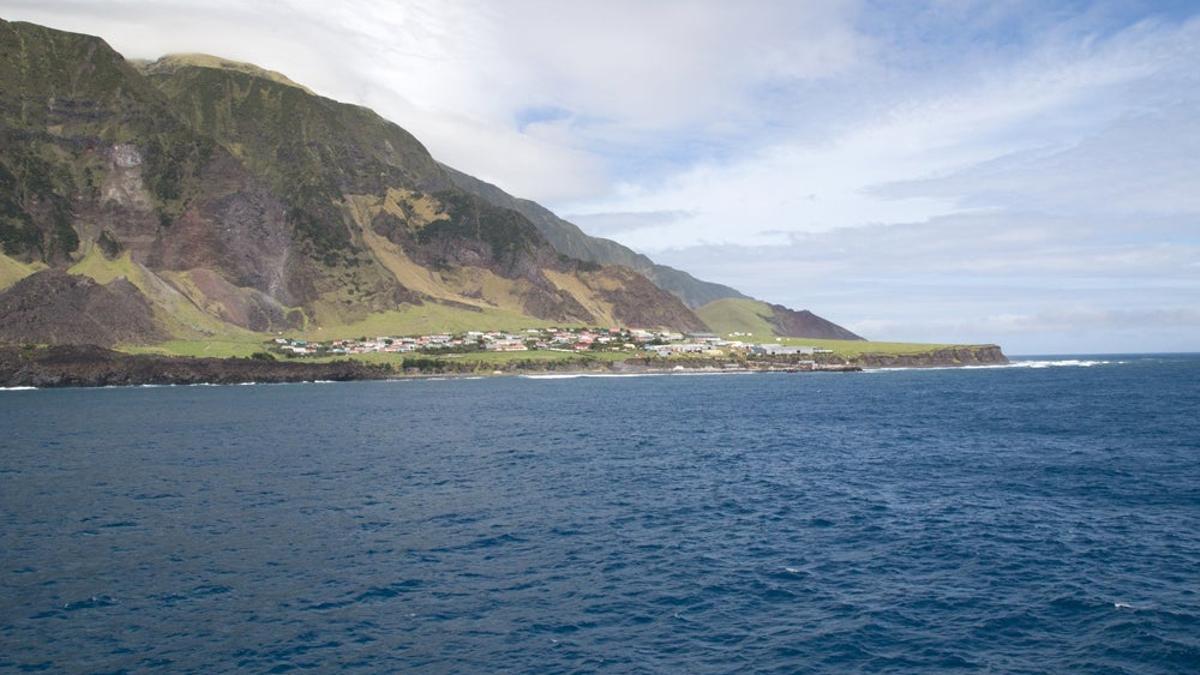 A 2.000 km de todo: ¿cómo viven en la isla más remota del planeta? Contactamos con Tristán de Acuña