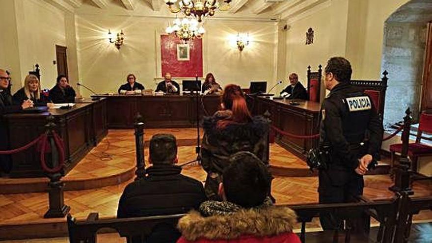 Los tres acusados, sentados en el banquillo de la Audiencia Provincial de Zamora. O. Z.