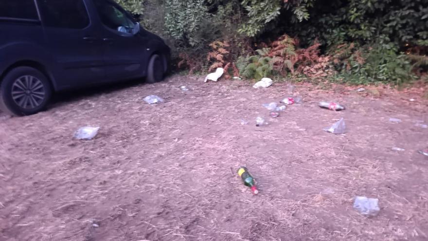 Restos de botellas y basura tras un botellón