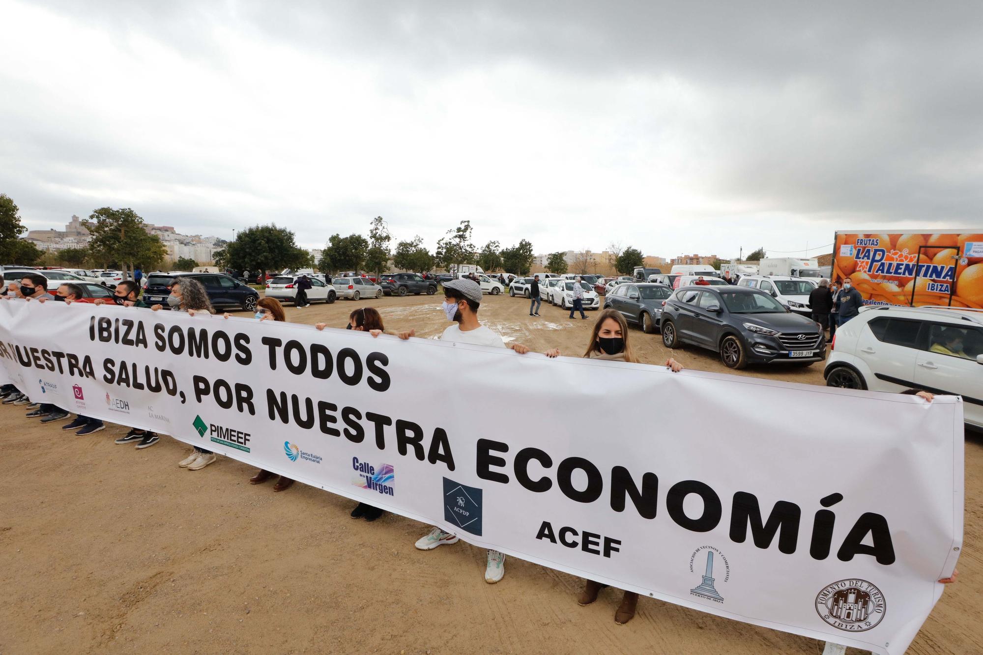 La manifestación motorizada de las patronales de Ibiza congrega a 120 vehículos