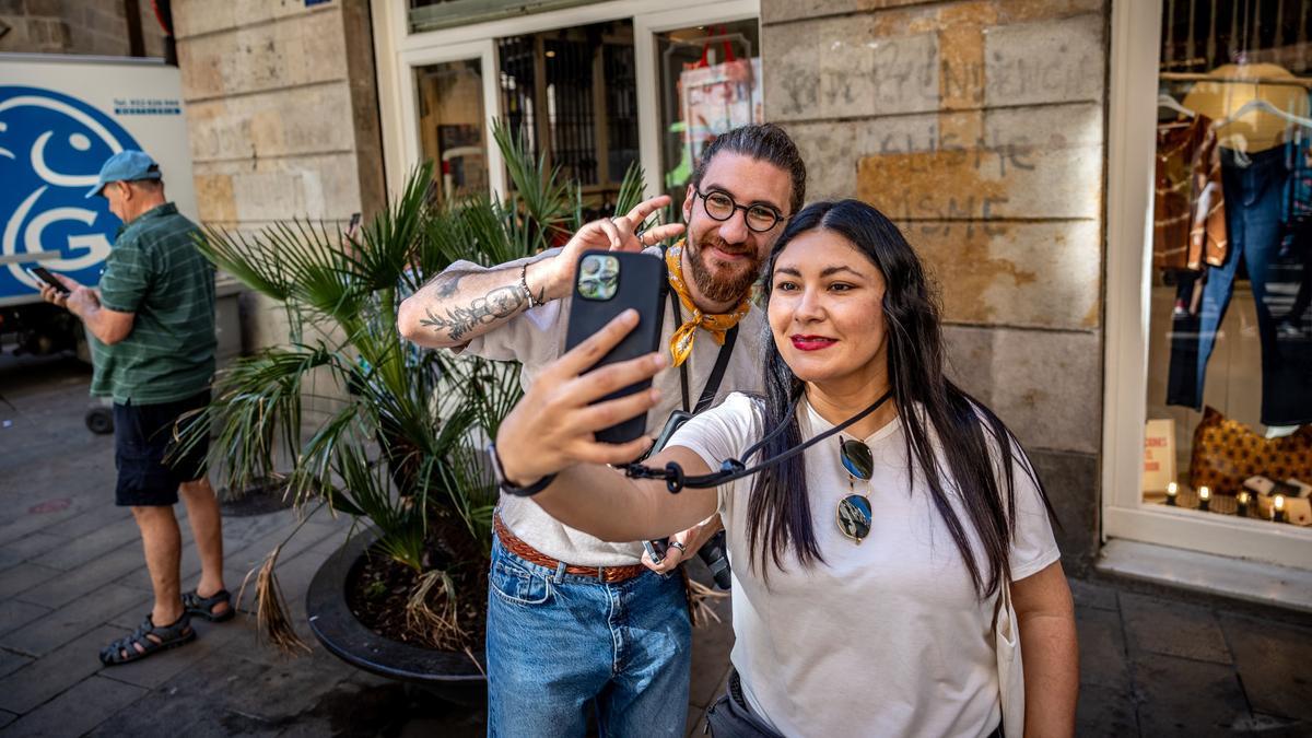 Una seguidora mexicana se hace un selfie con Fabio en el Born.