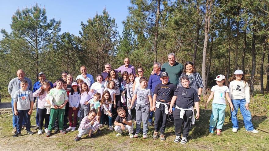 Alumnos del centro de Poio, con miembros de la Comunidade de Montes así como del Concello.