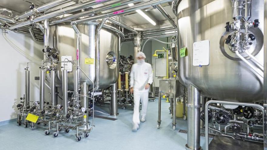 Un trabajador, en el interior de la planta de Zendal en Porriño. |  // CEDIDA