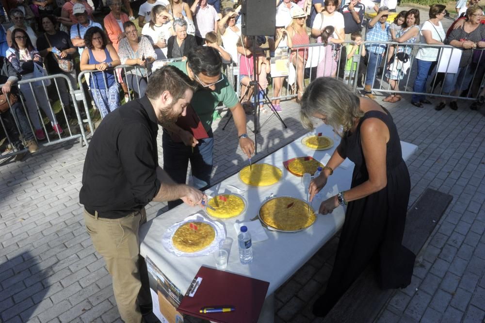 Concurso de tortilla en la fiesta de O Castrillón