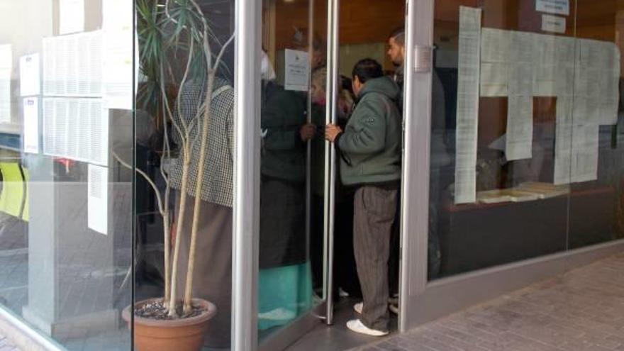Un ciutadà entrant a les oficines de Fòrum, al carrer de Santa Llúcia