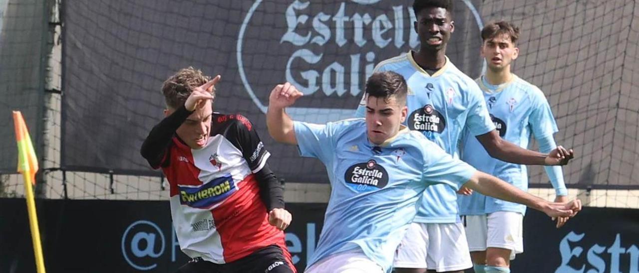 Un momento del partido entre el Celta C Gran Peña y el Arosa en Barreiro.