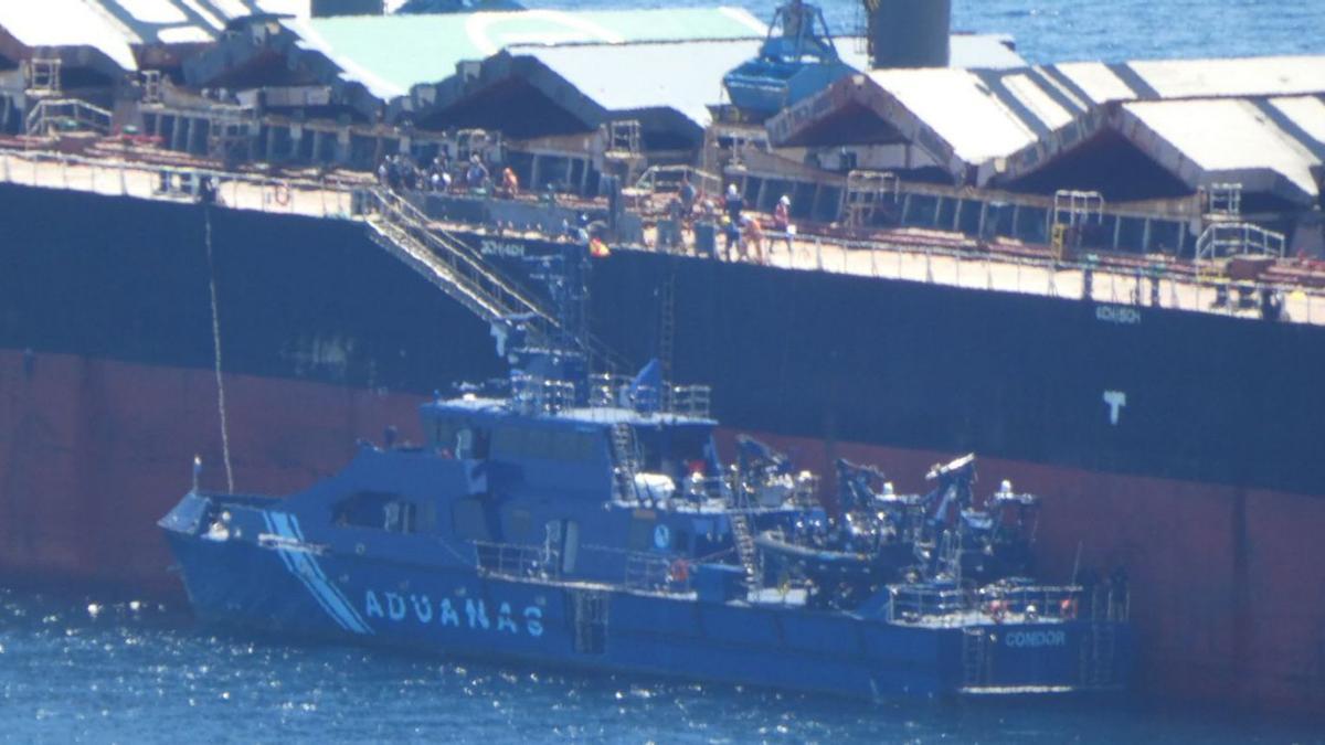 El ‘Condor’, de Vigilancia Aduanera, en la operacion que se desarrolló el pasado lunes en la bahía. | | FACEBOOK CON LA PROA AL MARISCO