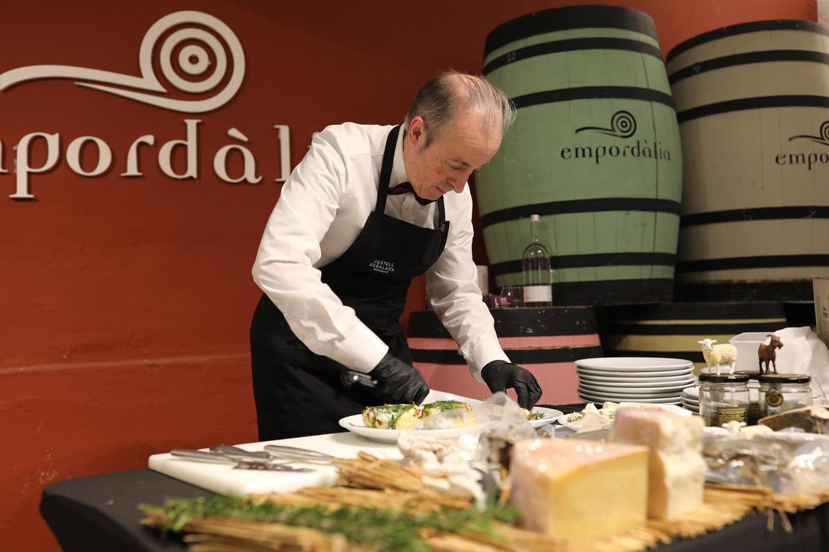 Toni Gerez va amenitzar el maridatge amb una explicació acurada dels formatges degustats