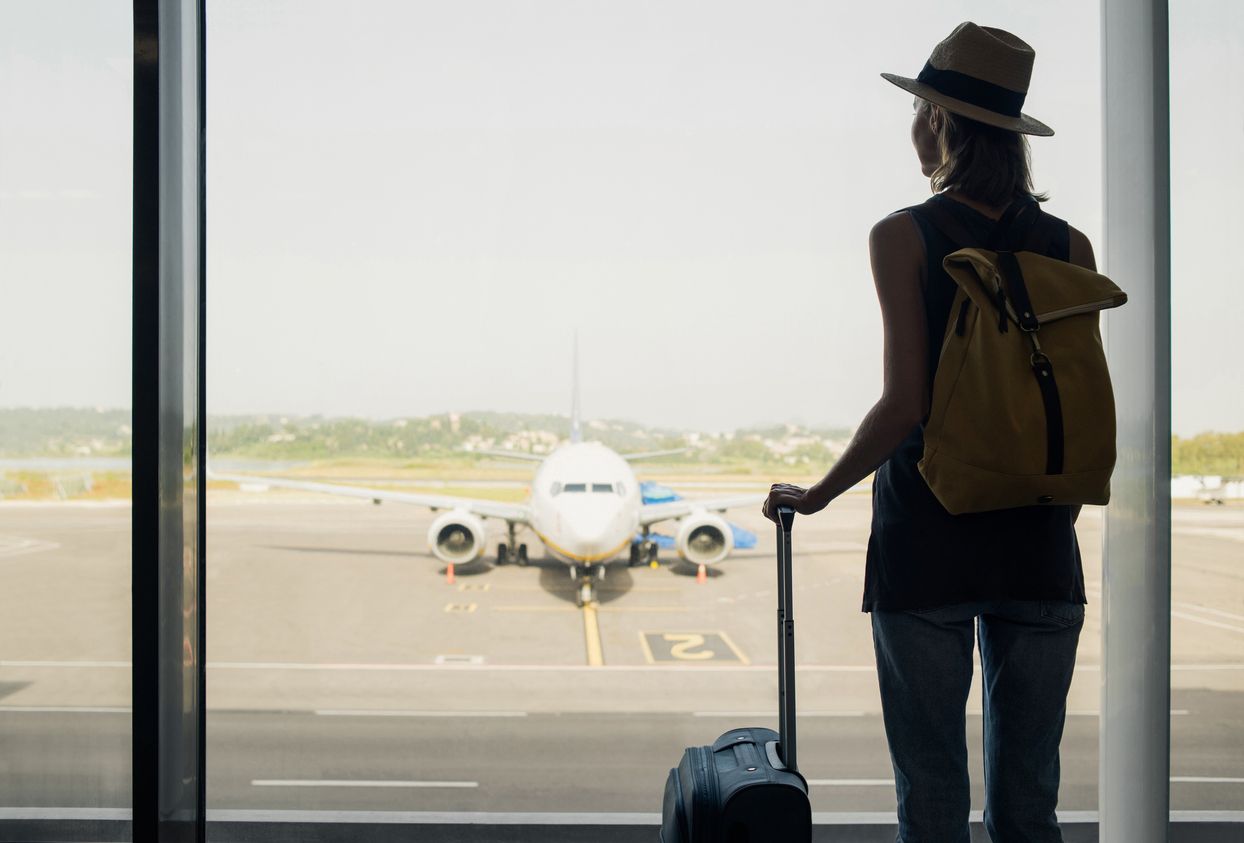 Turista esperando el avión