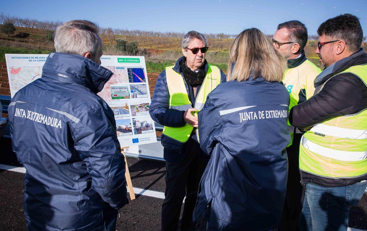 Visita de María Guardiola a las obras de la carretera EX105 entre Almendralejo y Aceuchal.