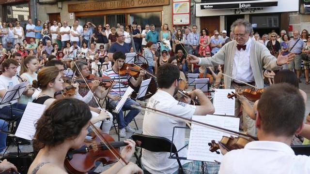 La Orquesta Clásica de Vigo, en una actuación en el Casco Vello. // Ricardo Grobas