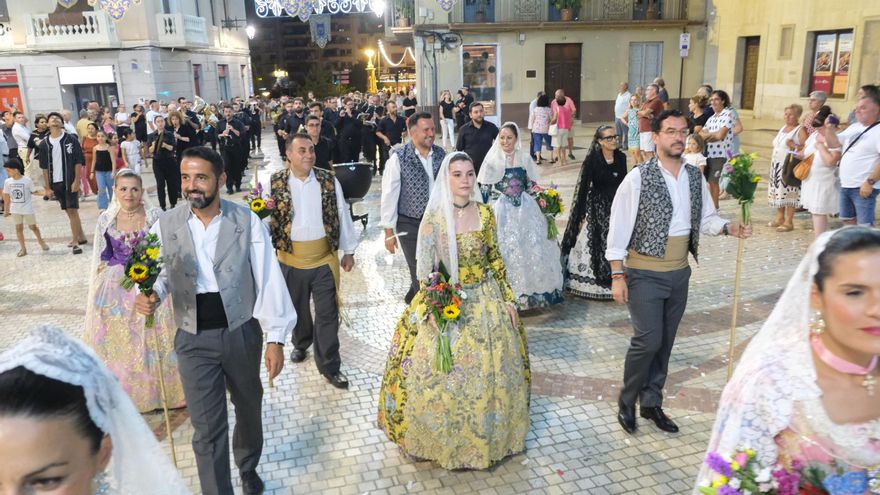 La solución al conflicto de la ofrenda en las fiestas de Elche: salida de los festeros del Camp d&#039;Elx de un lugar distinto a la Gestora