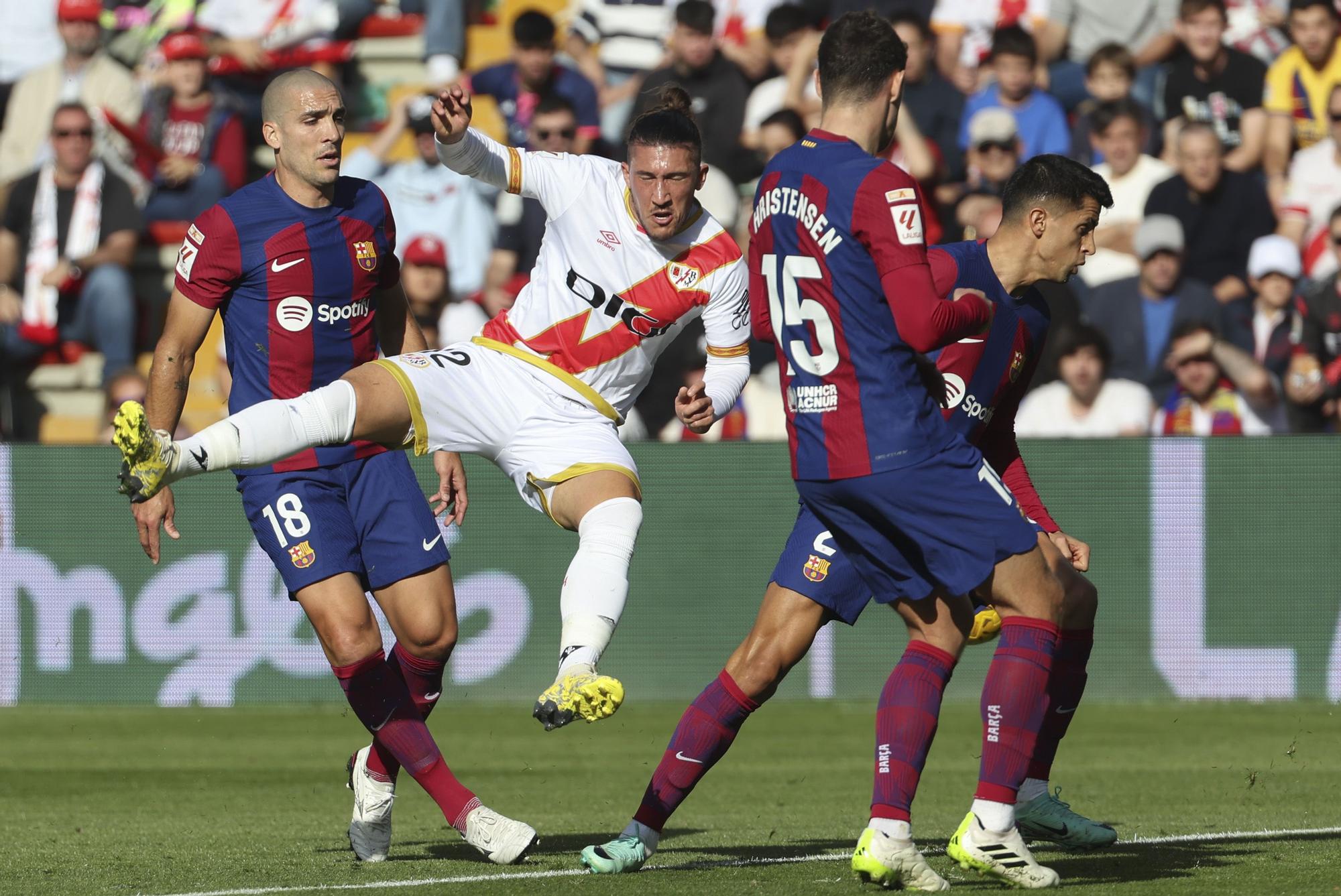 El Barça sobrevive en Vallecas y salva un punto ante el Rayo