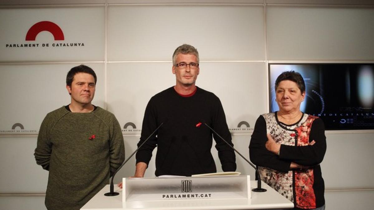 Los diputados de la CUP Joan Busqueta, Sergi Saladie y Gabriela Serra en la rueda de prensa del Parlament.