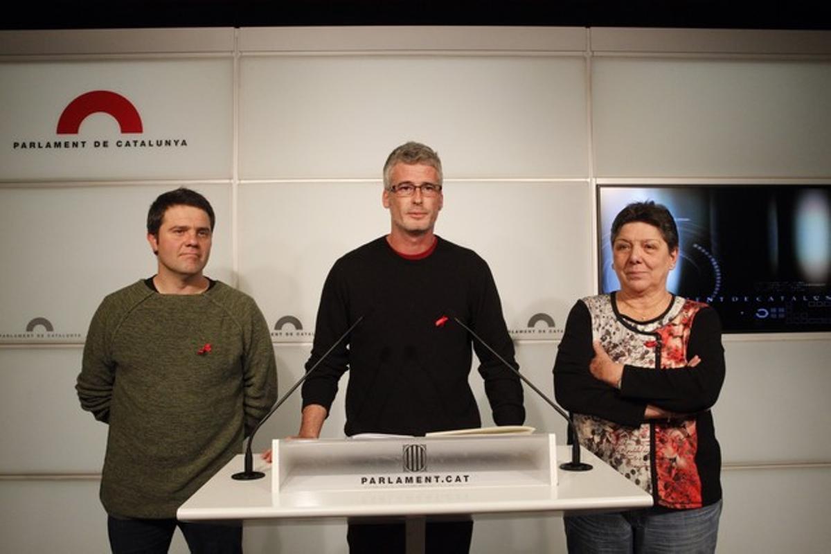 Los diputados de la CUP Joan Busqueta, Sergi Saladie y Gabriela Serra en la rueda de prensa del Parlament.