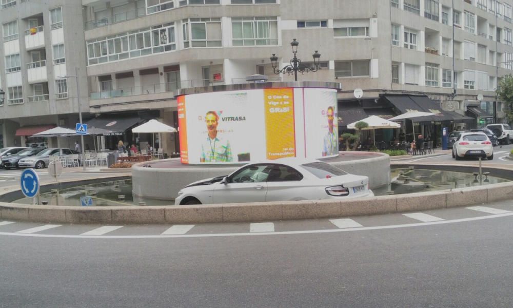 El coche quedó encajado en la fuente