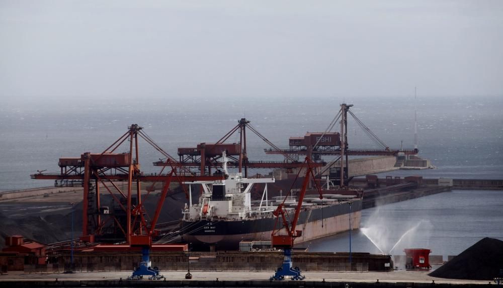 El temporal de viento causa estragos en Gijón