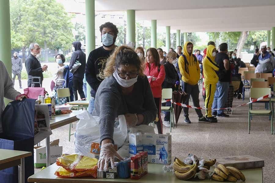 Reparto masivo de alimentos en el colegio Fernán Pérez de Oliva