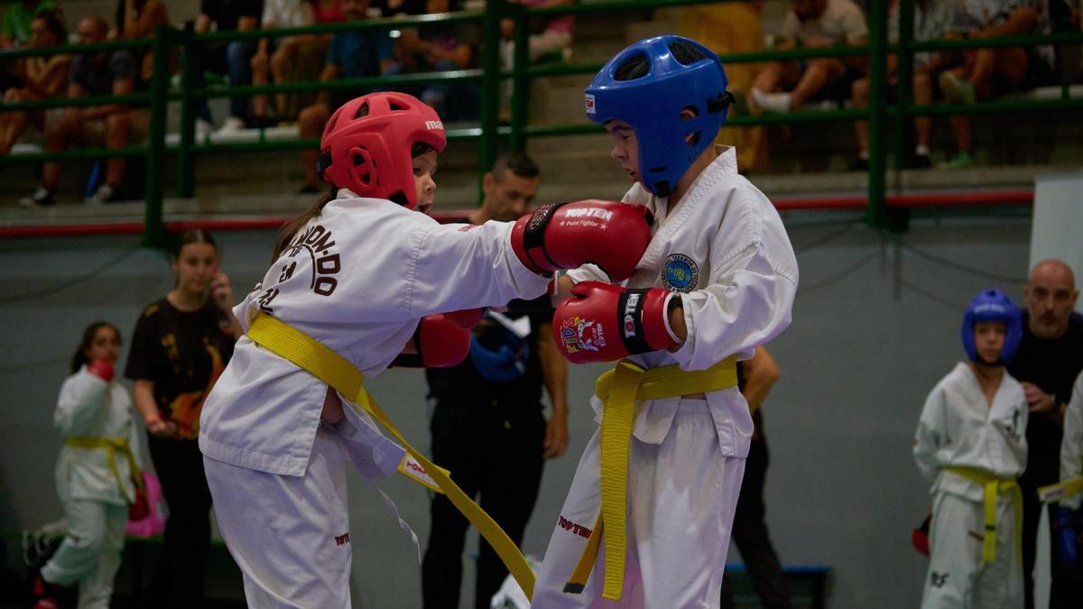 Dos jovenes taekwondistas, en la Torremolinos ITF Cup.