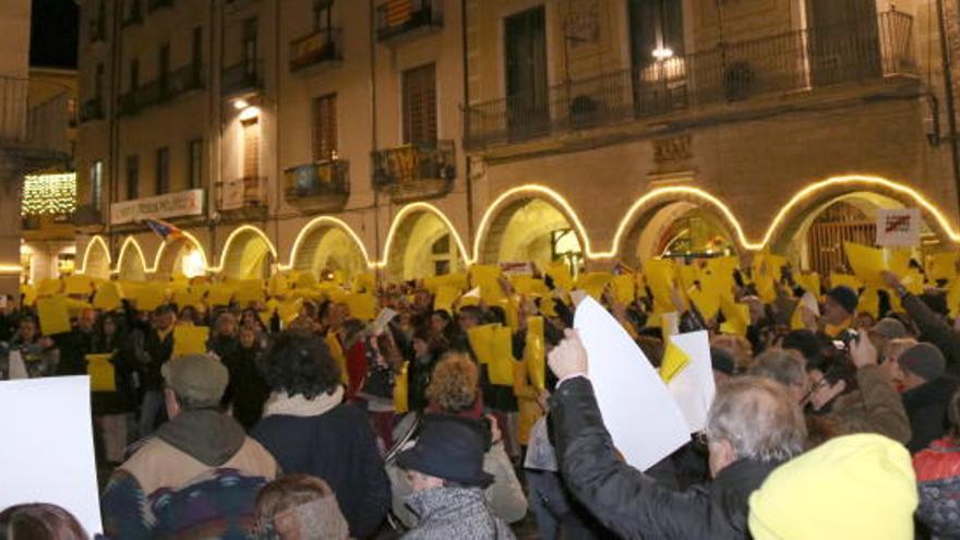 Un miler de persones tenyeixen de groc la Plaça del Vi de Girona per demanar la llibertat dels empresonats