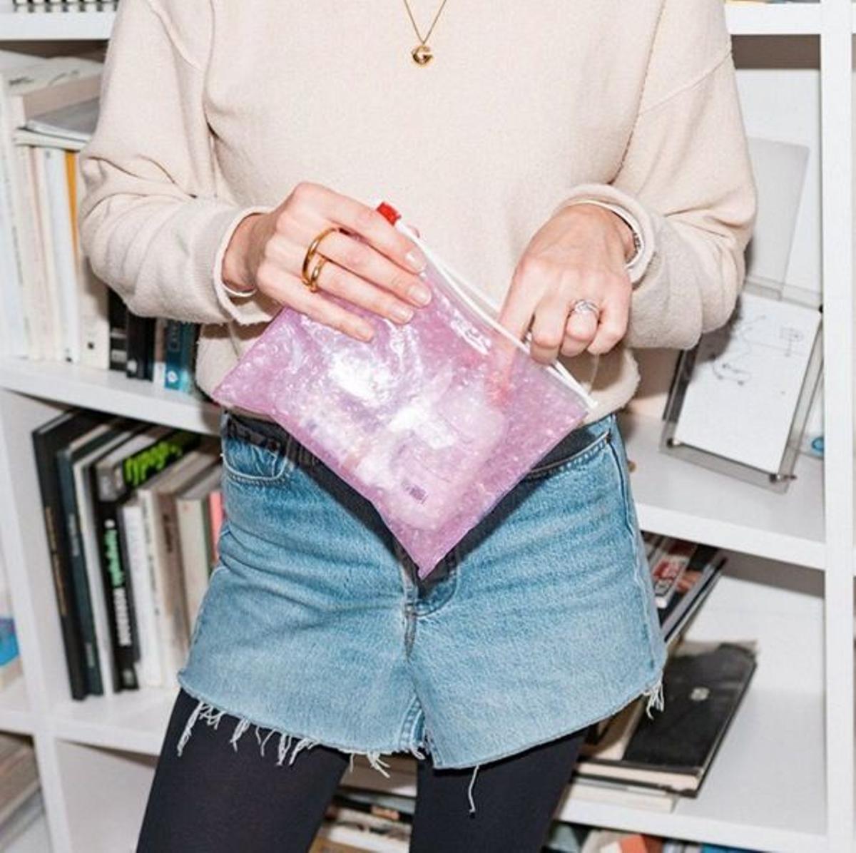 El bolso con burbujas rosas de Glossier de Claire Thomson