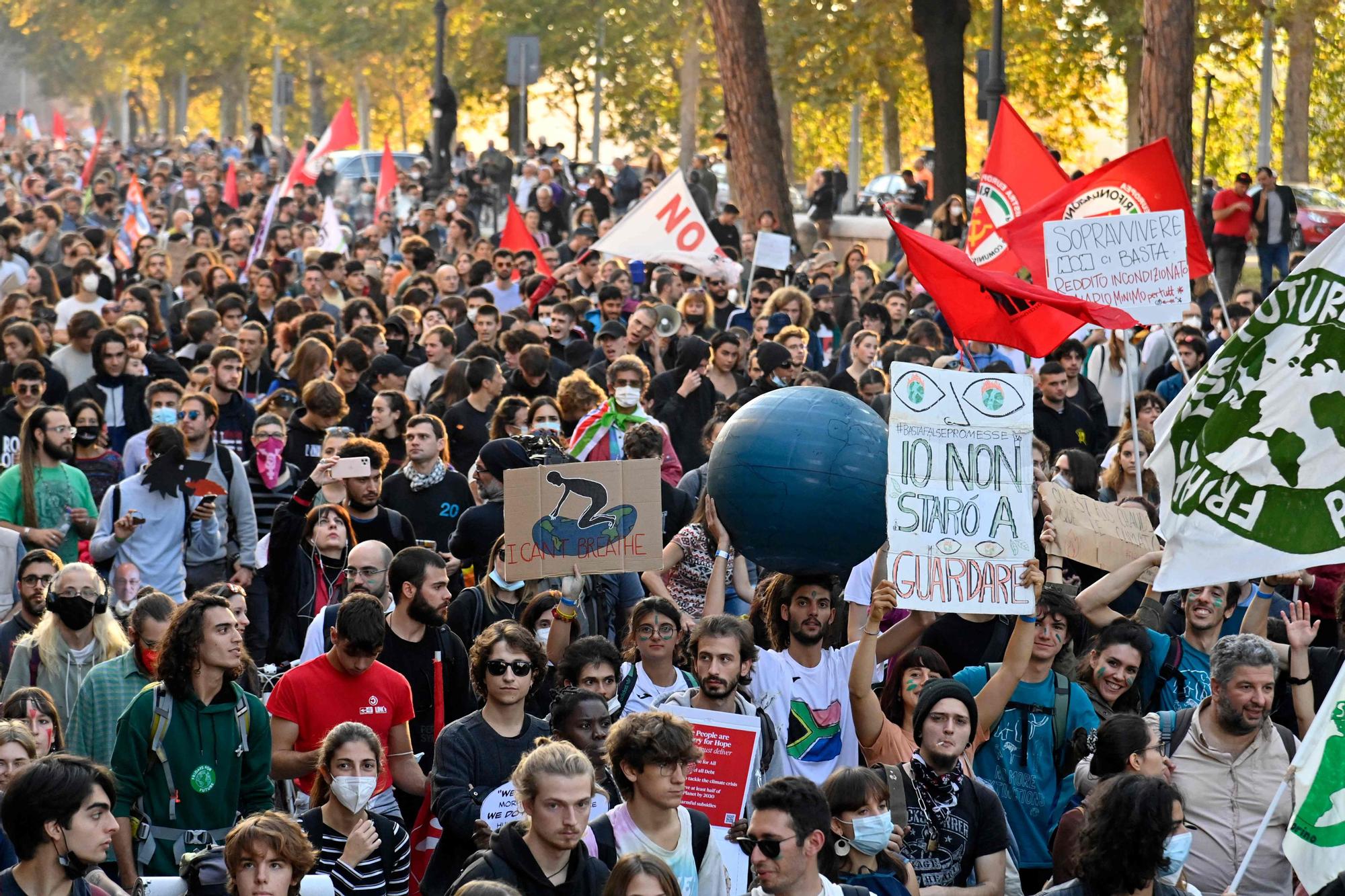 Vista general de la manifestación contra el G-20 celebrada este sábado en Roma.