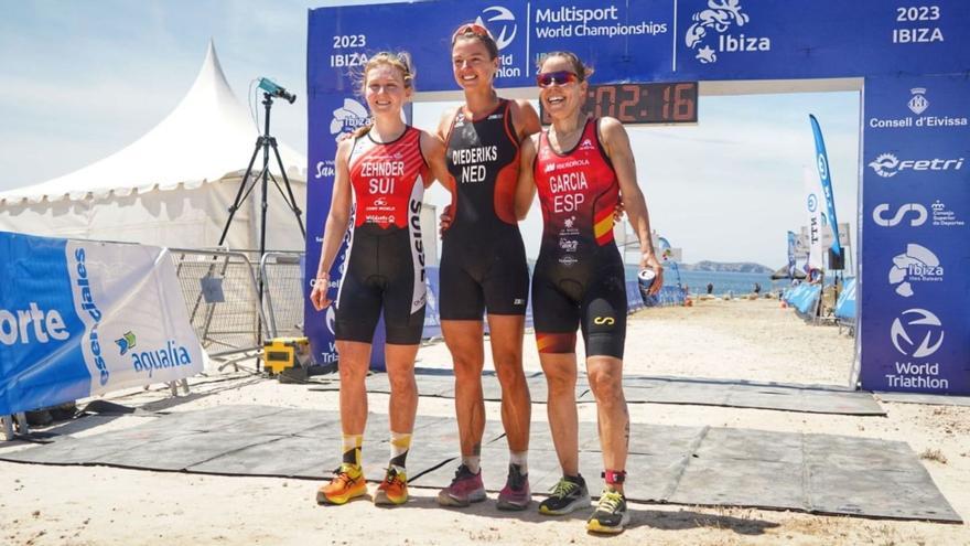 La castellanomanchega Eva García, a la derecha de la imagen, posa sonriente en Sant Antoni como flamante medalla de bronce en el Mundial de Duatlón Cross élite.