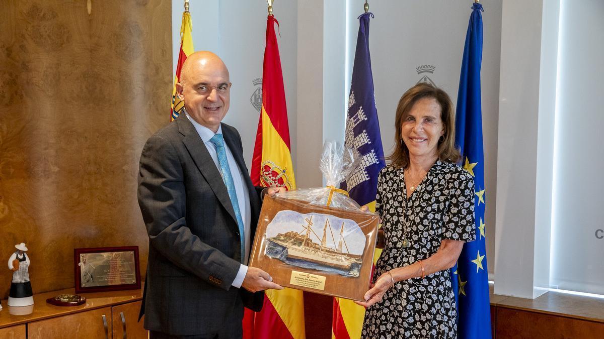 La embajadora de Francia en España junto al presidente del Consell de Ibiza, Vicent Marí