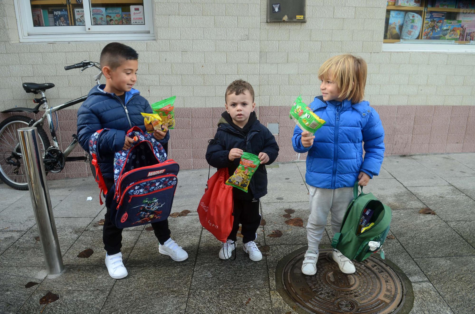 Los niños de A Illa mantienen vivo el "Día de Pedir"