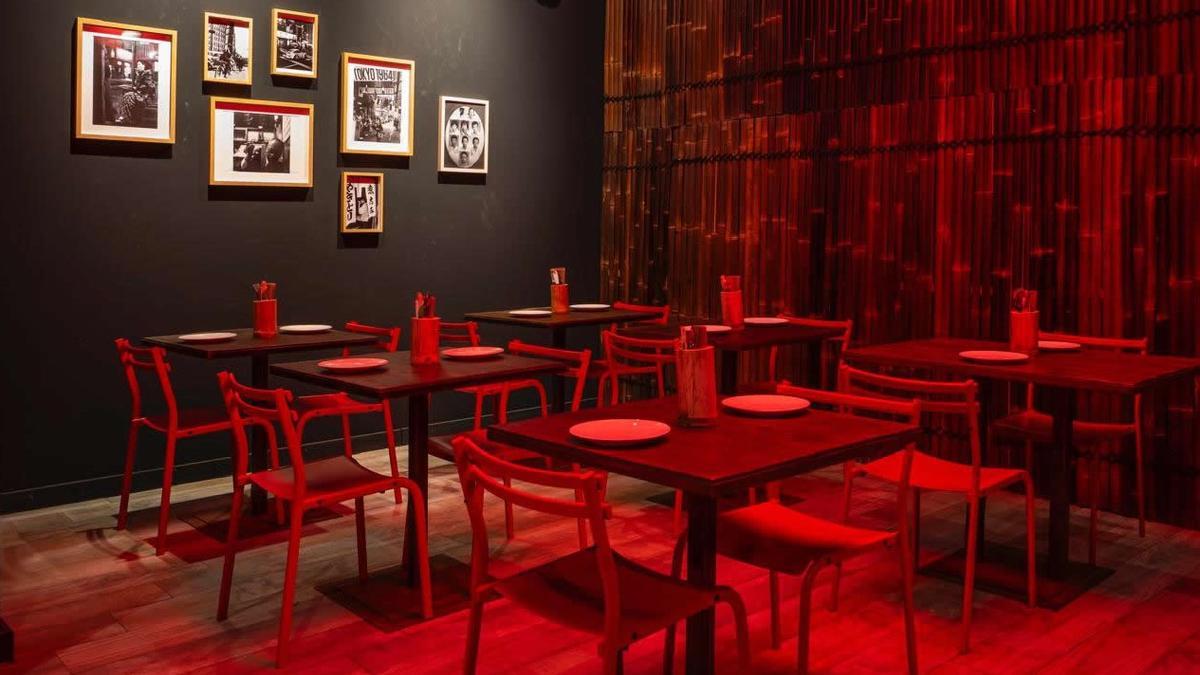 La sala de Gyoza House, teñida de luz roja.