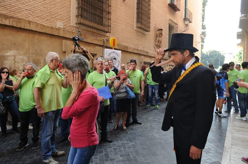 Pleno municipal con protesta