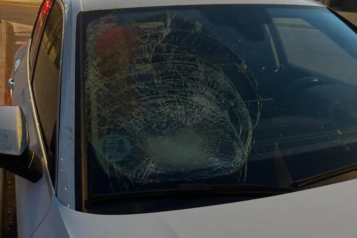 El susto del presidente del Colegio de Médicos de Toledo al recibir el impacto de una piedra "enorme" en su parabrisas